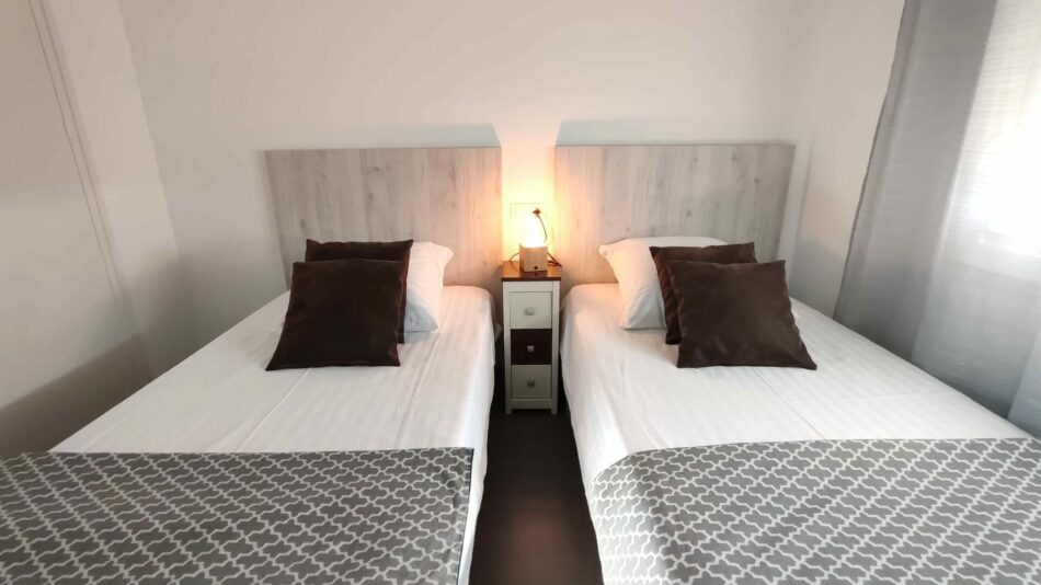 Chambre avec deux lits 
