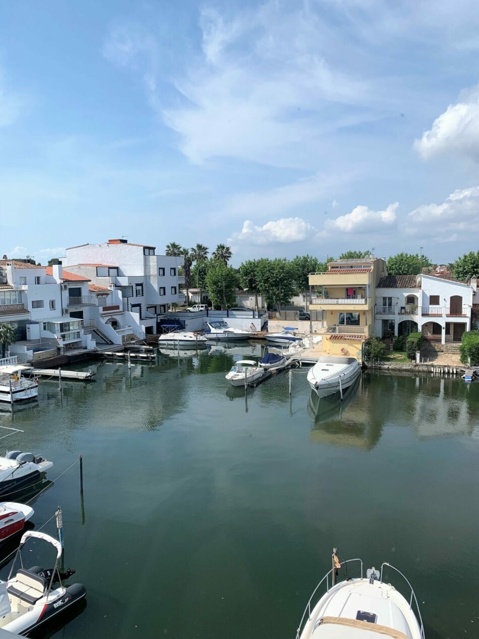 Vue sur le canal 