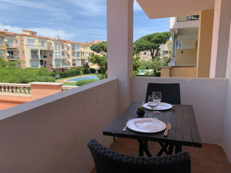 Balcon vue jardin et piscine 